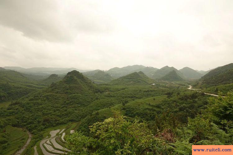 崇山峻岭的意思